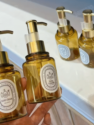 4pcs 100ml Elegant Golden and White Squeeze Bottles